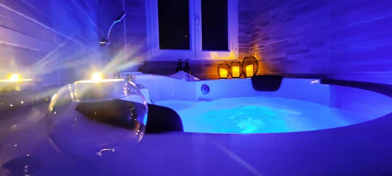 A L'Oree Des Pins - Gite Et Spa De 30 M2- Home Cinema Et Massage En Sup Cuges-les-Pins Exterior photo
