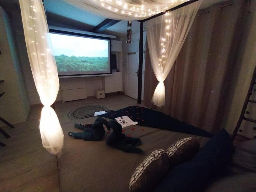A L'Oree Des Pins - Gite Et Spa De 30 M2- Home Cinema Et Massage En Sup Cuges-les-Pins Exterior photo